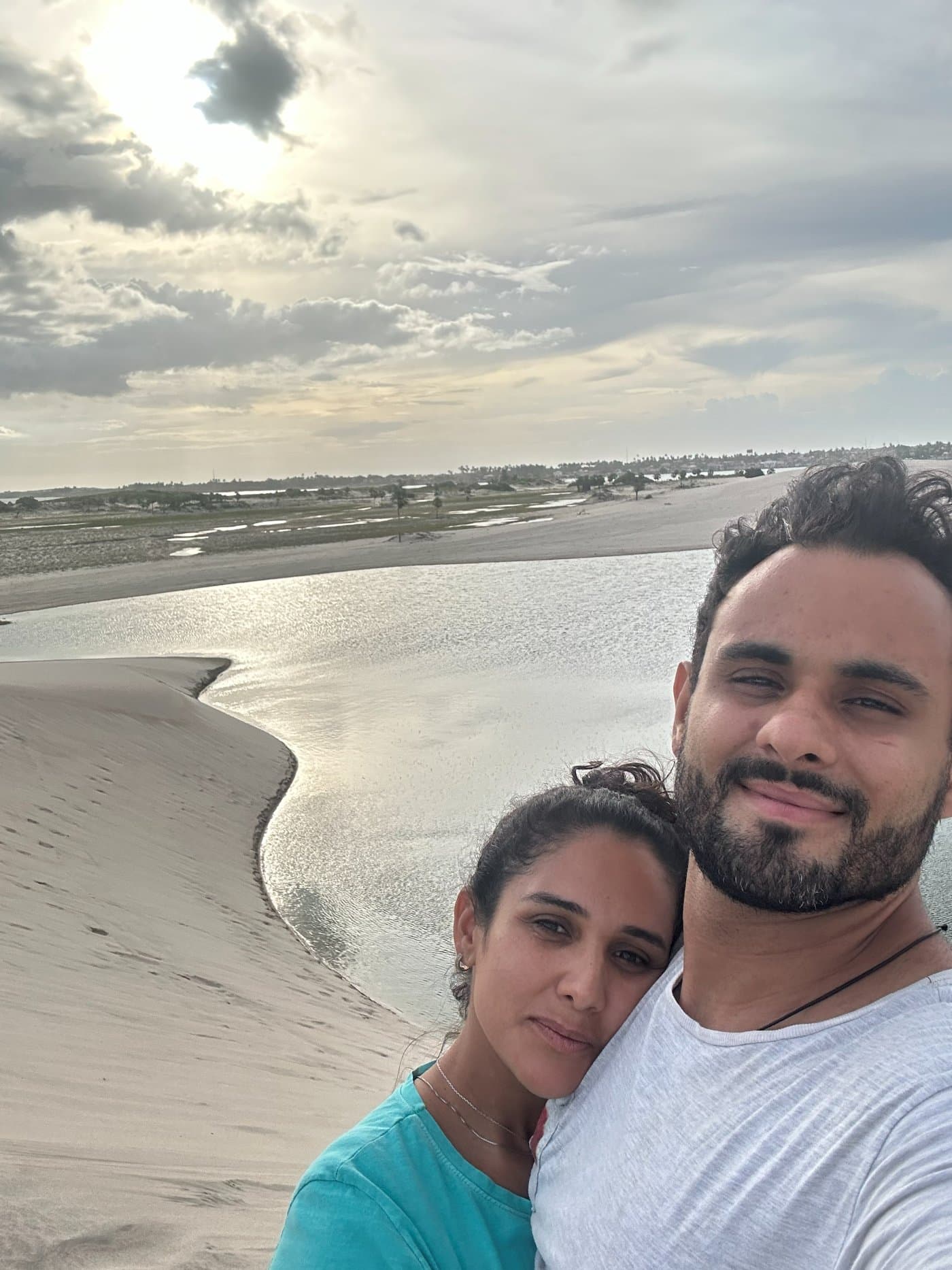 Alessandro e Itana, fundadores do Rota Insider, em luz dourada